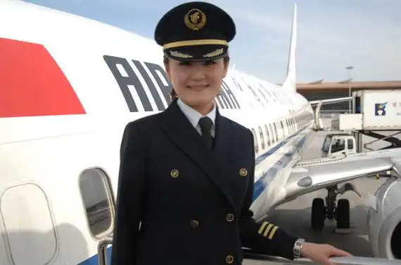 国航首批科班出身女飞行员:3年飞行2000多小时_新浪航空航天_新浪网