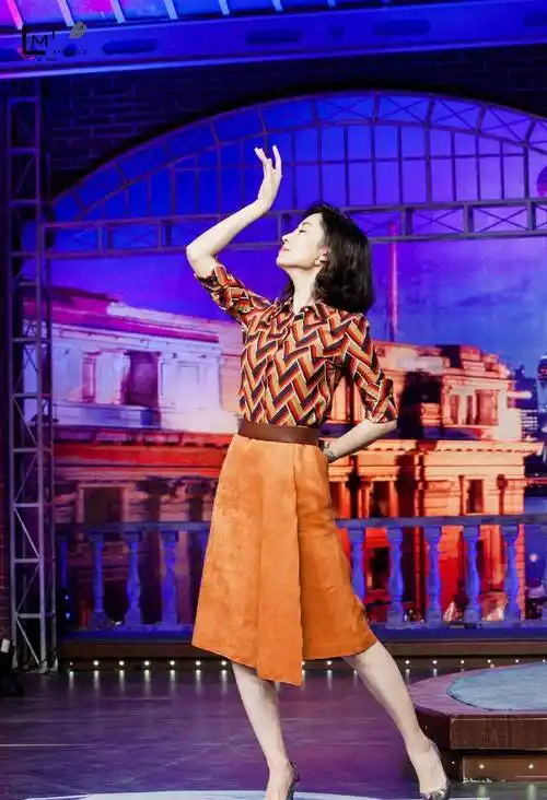 女人过了40岁,别老穿衬衫牛仔裤,学刘敏涛这样穿,时髦又气质