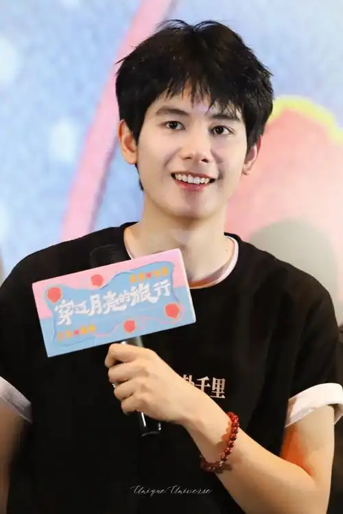 煦超话hxx#胡先煦穿过月亮的旅行#    "你看 夕阳照时间河  金色的光