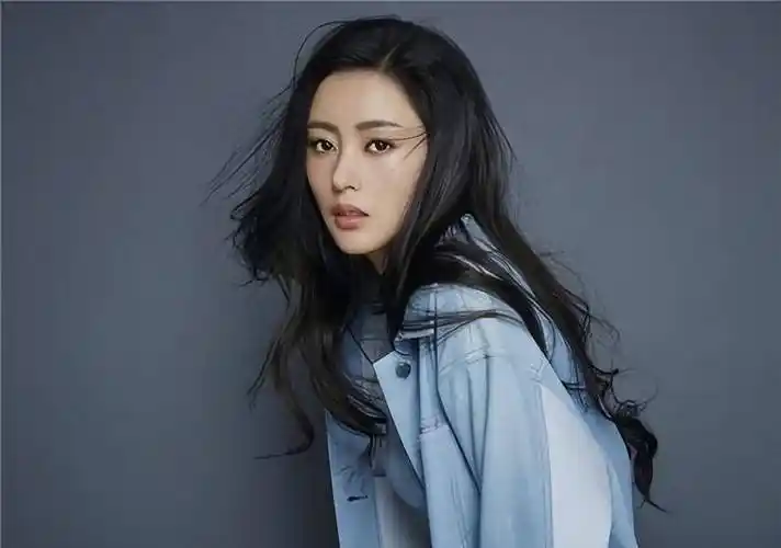 张天爱:频繁修改年龄上热搜,红毯抢邓超c位,与金晨陷抢戏风波_爱的