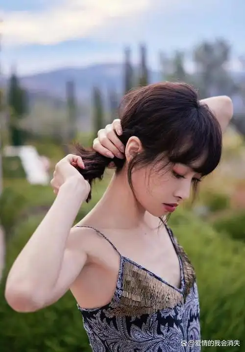 近日,知名女演员宋茜发布了一组时尚写真,在网络上引起了众多网友的