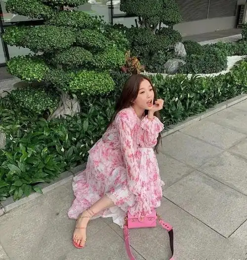 虞书欣演绎甜美夏日风格,穿着粉色碎花裙,"小作精"变气质女神