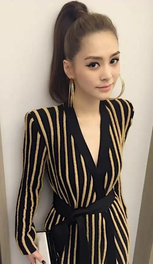 阿娇又美回颜值巅峰一袭碎花连衣裙甜美浪漫清新减龄又温柔