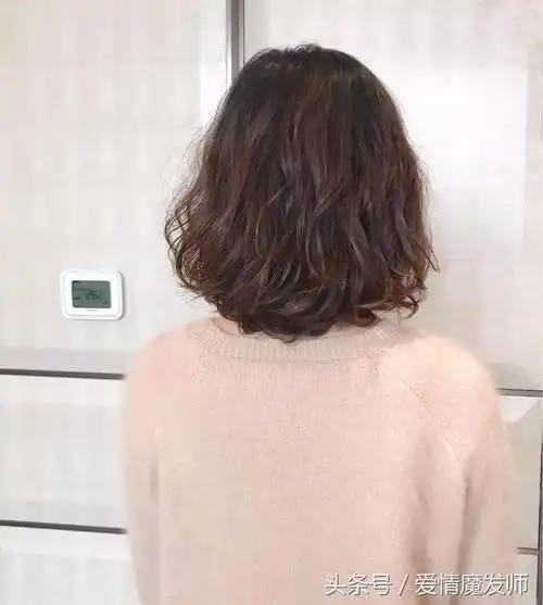 女人四十岁后烫发,多选这3种,气质又时尚(2021短发型图片女减龄烫发)