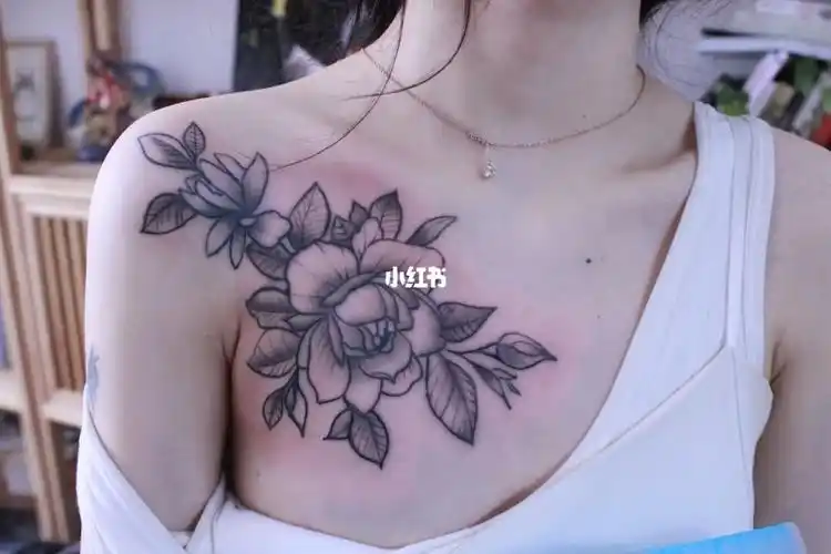 胸口肩膀素花纹身