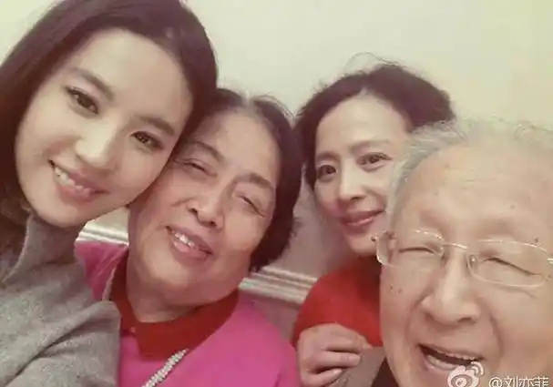 刘亦菲:我在我们家最丑,看完照片我信了,个个都是神仙颜值