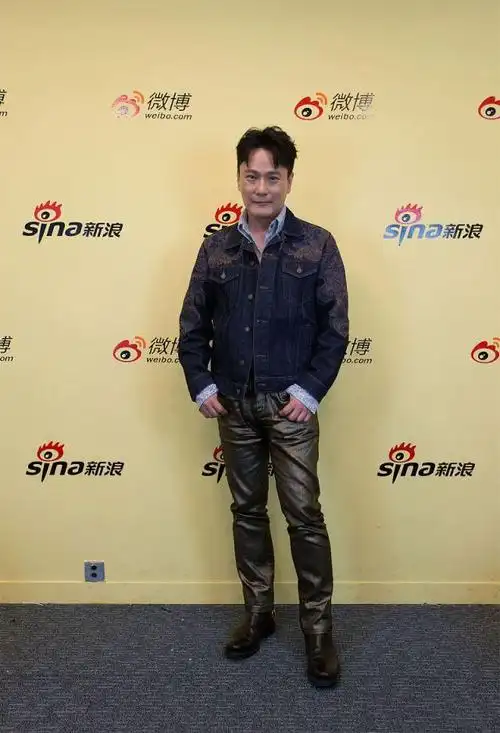 52岁张信哲现身采访活动,"情歌王子"穿牛仔衣配皮裤好靓仔