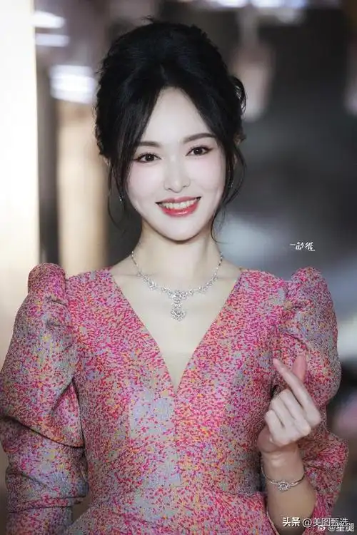 唐嫣  高定礼服优雅绽放,又甜又美腿又长