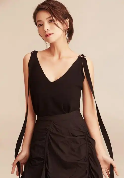 曹曦文性感深v连衣裙时尚写真图片