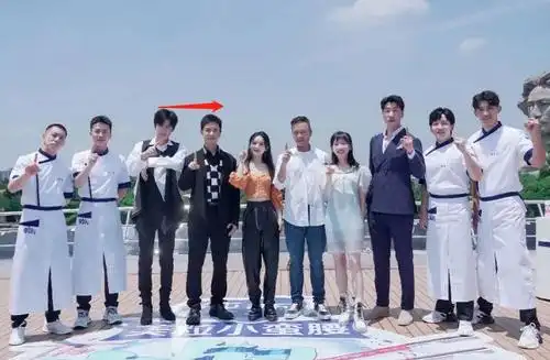 忍不住问一句两人这身高确定有差8厘米吗?