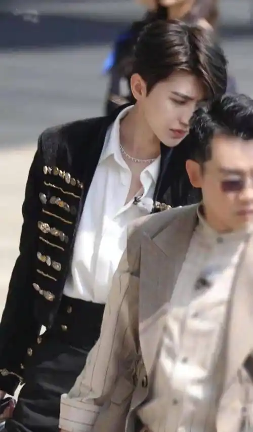 蔡徐坤《奔跑吧》上班路透曝光,宫廷风西装搭配精致项链,太贵气了