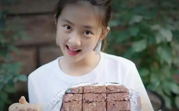 娱乐圈和黄多多年龄相仿的女孩子很多,赵今麦,张子枫,文琪等等,甚至比