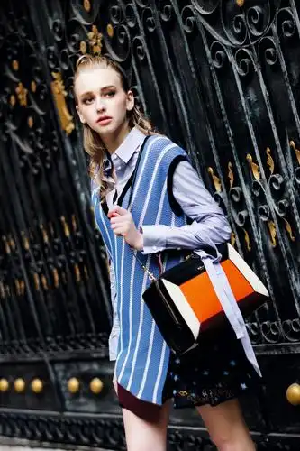 蓝色恤衫穿搭技 教你穿出街拍潮人般的时尚感