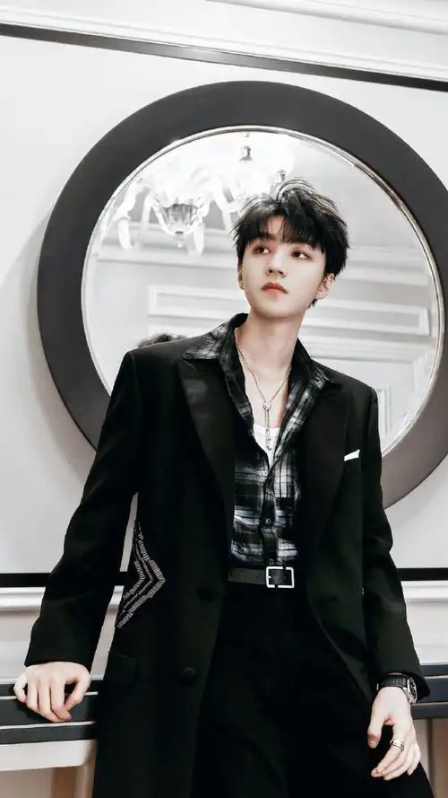 王俊凯单手吊威亚