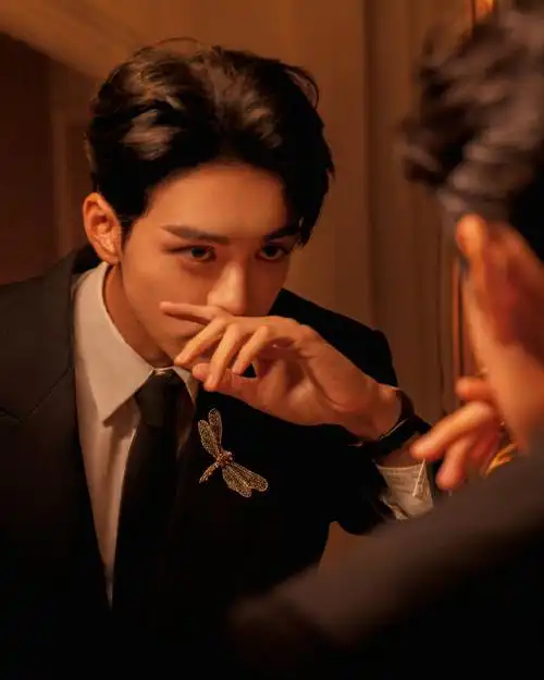 和曾舜晞气质适配度极高,帅哥就适合这种贵气十足的颜色,像从漫画里走