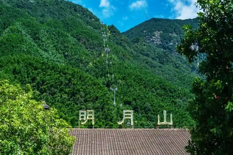 欣赏沿途风光青云栈道,月亮湖,高山小火车领略自然风景看明月千古情