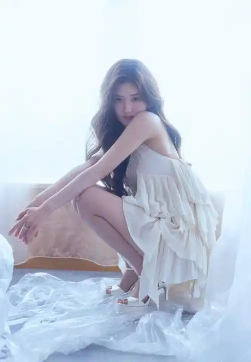 赵露思是个可爱的女孩,米白色蛋糕裙的她清纯可爱,大长腿纤细迷人