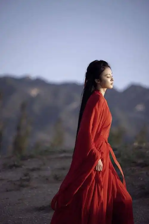 王楚然红衣古装写真氛围感拉满撑伞起舞美人红妆艳色无双