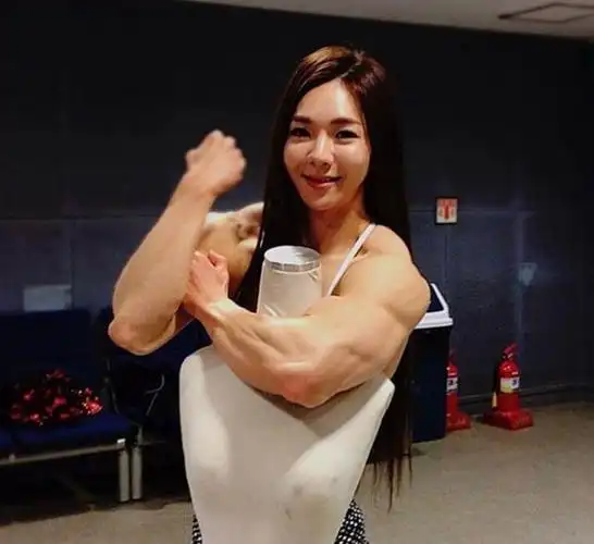 金刚芭比池妍玉韩国最强女人肌肉比男人还要彪悍威猛