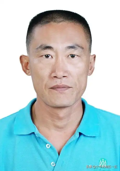 一个45岁的中年男人凌晨3点醒来,自己一人独自在阳台坐着抽烟,还不