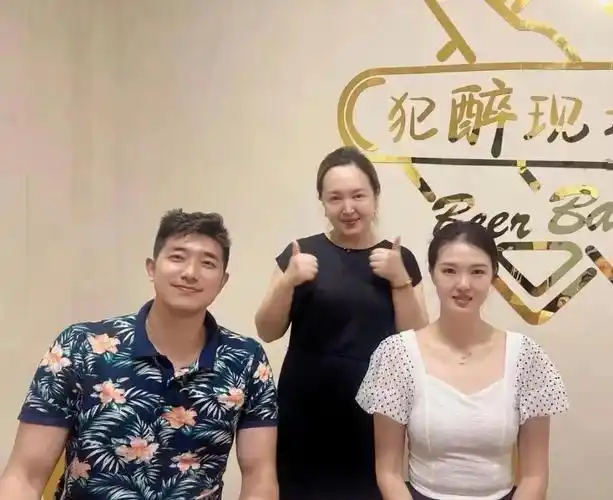 张常宁夫妇与粉丝合照身材发福小腹突出疑似怀孕奥运复出成空