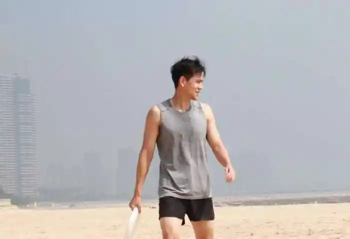 背心,运动中的他汗浸湿了衣服,无袖设计,露出两条手臂,可以看到彭于晏