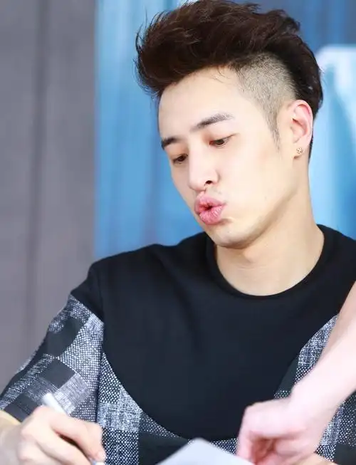 潘玮柏面相及四柱八字简析