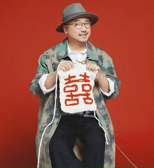 徐峥现身国外被偶遇,近状沧桑老了许多,52岁胡子已花白