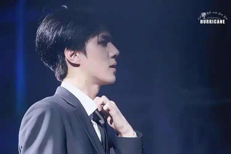 堪称行走的画报exo吴世勋前往香港参加时尚活动