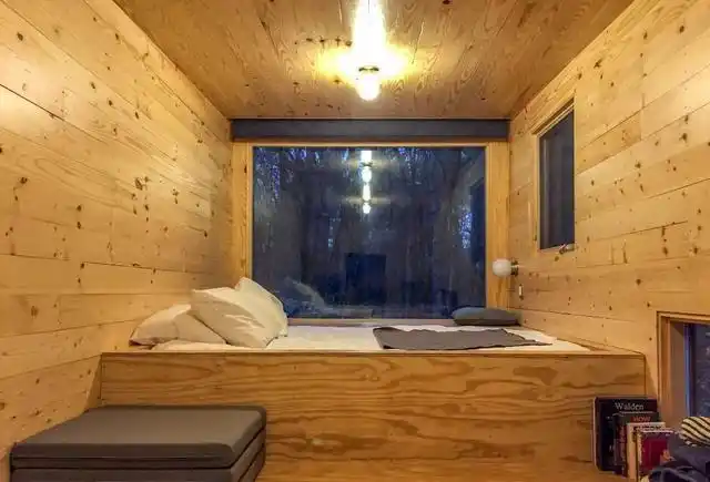 这是小木屋的内部装修,为了让木屋显得更加别致,屋主把内部打造成了