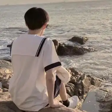 男生在海边的帅气背影侧脸头像