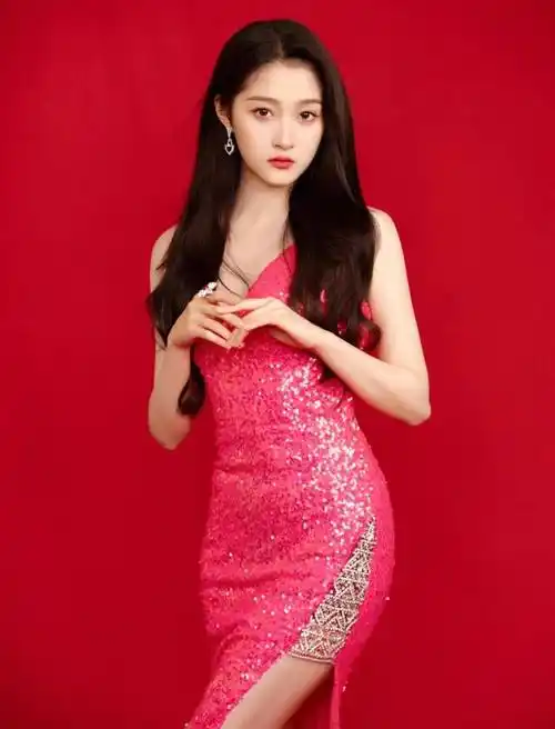 关晓彤北京台春晚造型释出,穿一条玫红色亮片长裙,优雅又惊艳!
