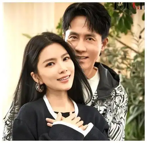 杜淳妻女拍大片,王灿美貌不输明星,2岁蛋饺酷似父亲|_