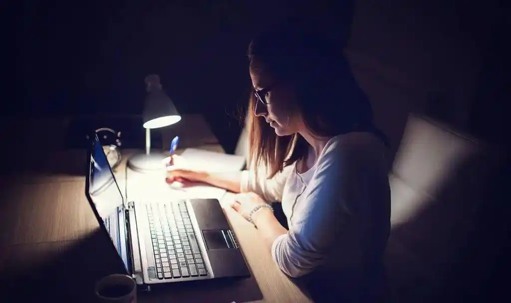 加班熬夜要小心眼睛会漏水