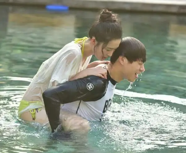李沁魏大勋水下拥吻,画面太美不敢看,网友:演技实力派