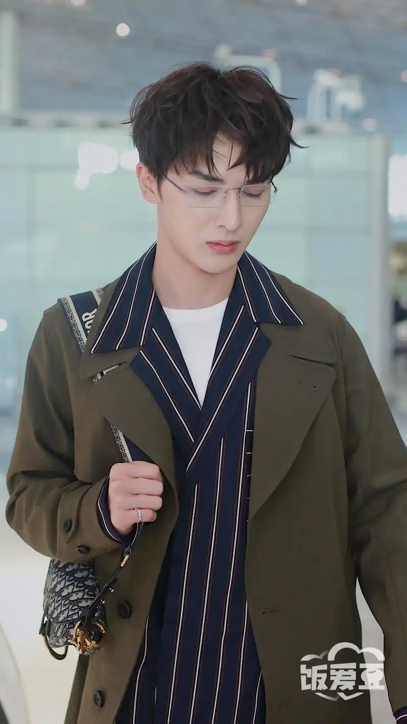 190312朱正廷北京出发, 朱正廷戴眼镜的样子也太令人心动了,气质好