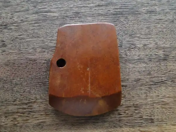 商代骆越单肩玉锛