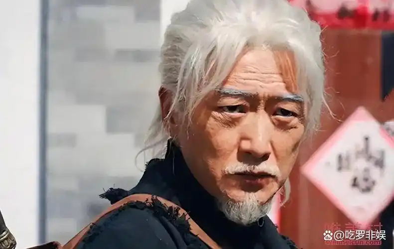 演员邵峰退圈后定居加拿大豪宅内打球吃烤羊茅台洋酒成排