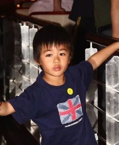 那英儿子高兴可爱生活照