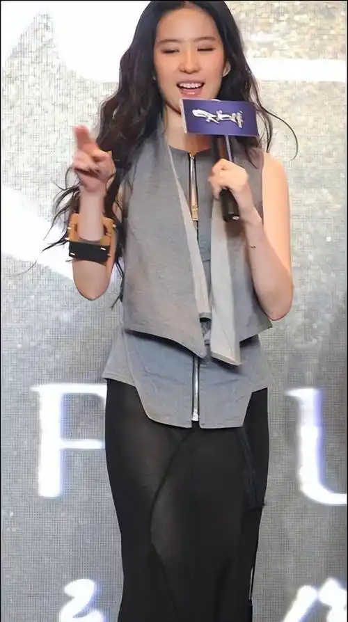 刘亦菲私生活被曝光;事实证明,她与"干爹"陈金飞的关系不简单