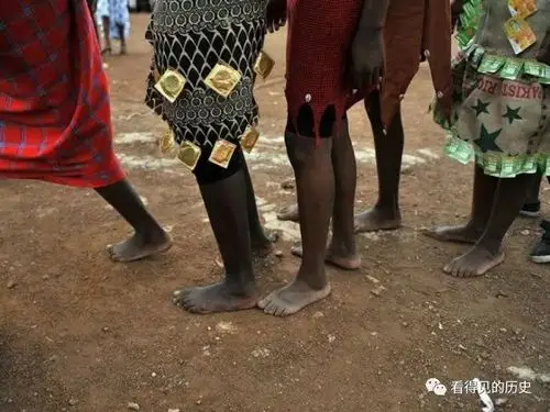 打着赤脚准备上台表演的女孩.