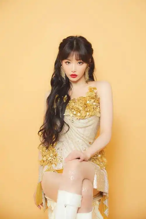 孔雪儿空降《婆婆与妈妈》,教各位丈夫跳女团舞,粉毛衣青春靓丽_身材