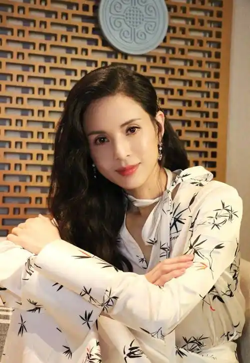 最美小龙女李若彤,出道前是空姐 ,22岁清秀美照短发超仙_网友_照片