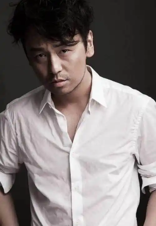 雷佳音晒自己写真照,魅力不输年轻人!_衬衫_西装_黑色