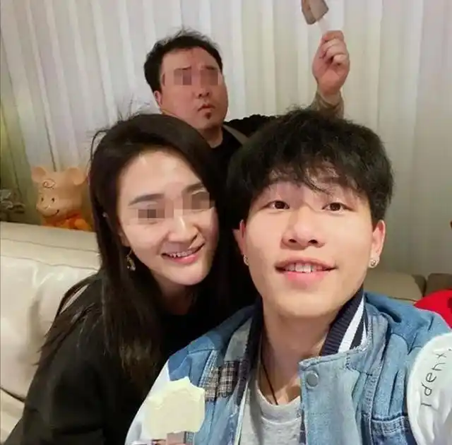 陈坤17岁儿子罕见晒照长相堪称小陈坤自拍他拍却不像一个人