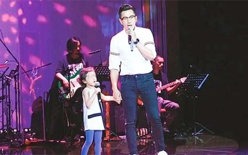 小糯米和刘恺威合唱,台上父女温馨互动,网友:确定是个小美人
