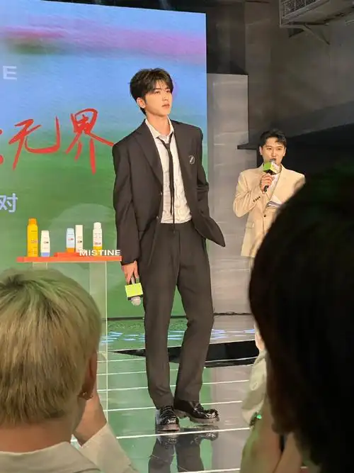 身材比例好绝#蔡徐坤线下活动饭拍图