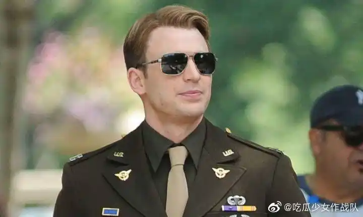 美国队长chris evans军装出街,有帅到你吗?最想看他尝试什么造型?