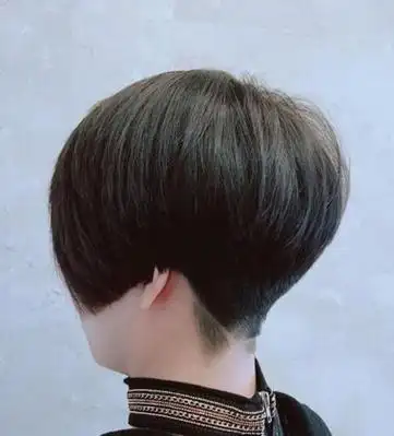 的头发有尖角效果,女生波波头短发发型,要将后脑的头发用刻刀做出纹理