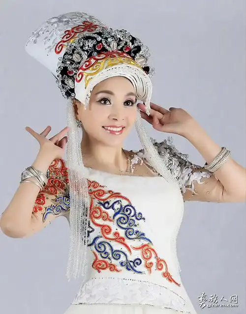 曾先后就读于中央民族大学音舞系,中央民族大学中国少数民族《声乐